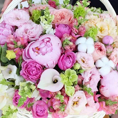 На фото Букет в корзине "Нежная Роскошь" Букет в корзине "Нежная Роскошь"