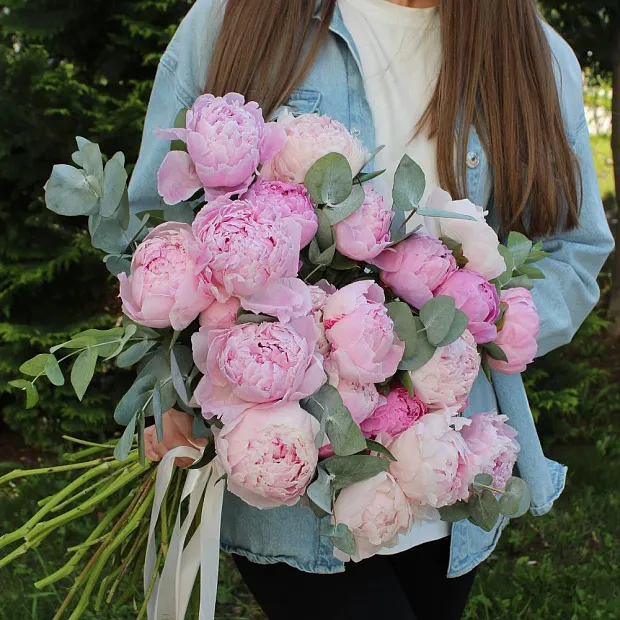 Букет из пионов и эвкалипта «Romantic»