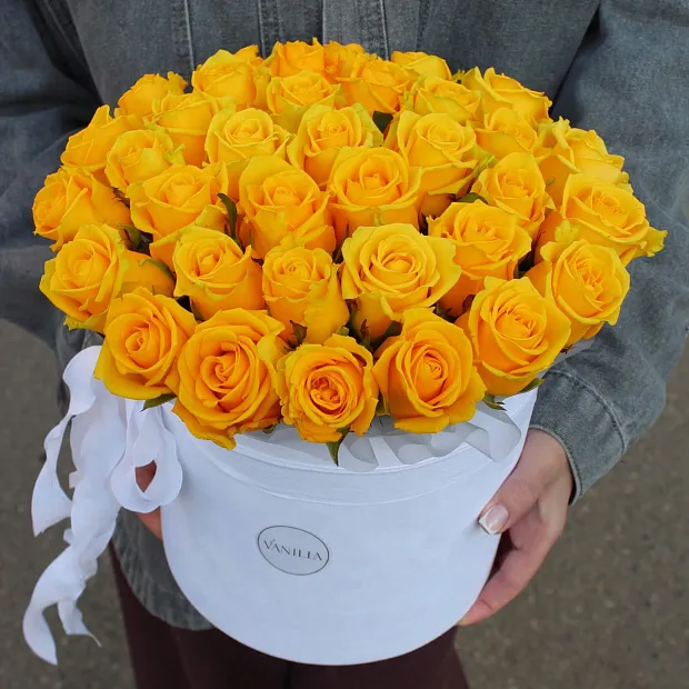 розы 27 желтых роз в бархатном цилиндре