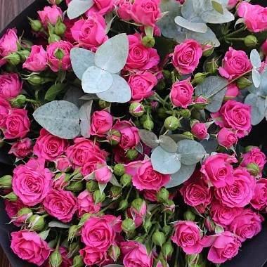 Букеты  девушке : На фото Яркий букет с кустовой розой и эвкалиптом Букеты  девушке : Яркий букет с кустовой розой и эвкалиптом