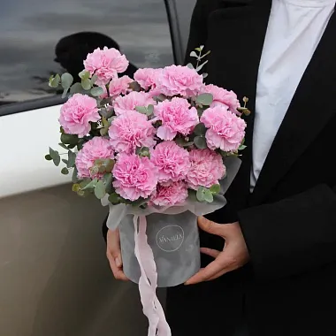 Цветы - На фото Шляпная коробка с диантусами «Grey» - изображение 2 шляпная коробка с диантусами «grey» - изображение 2