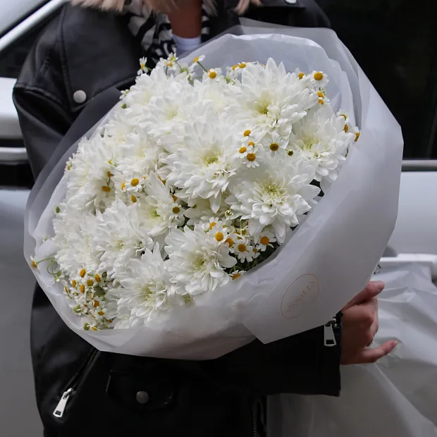 Букет из ромашки и хризантем