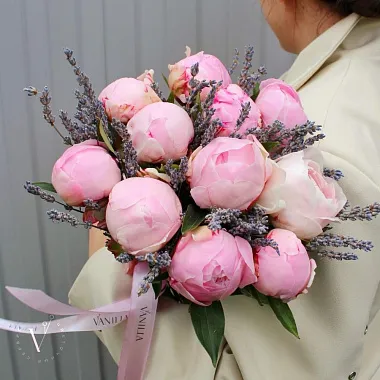 Букет из пионов и лаванды - изображение 2