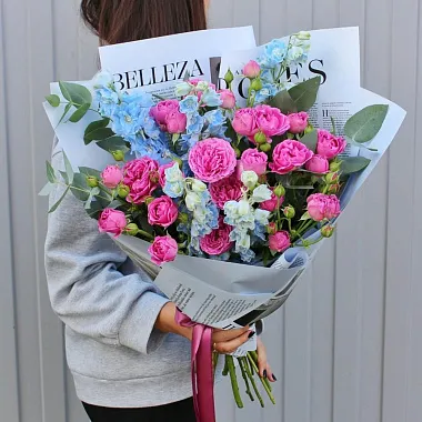 Букеты  цветов с доставкой - На фото Букет микс из пионовидных роз и дельфиниума - изображение 2 Букет микс из пионовидных роз и дельфиниума - изображение 2