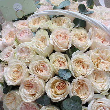 Композиции из цветов: Корзина из пионовидных роз Охара