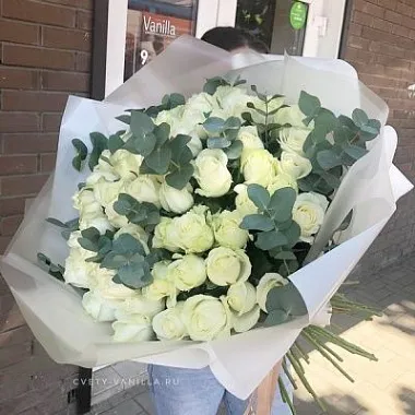 Букеты  цветов с доставкой - Букет из 55 белых роз с эвкалиптом - изображение 2 Букет из 55 белых роз с эвкалиптом - изображение 2