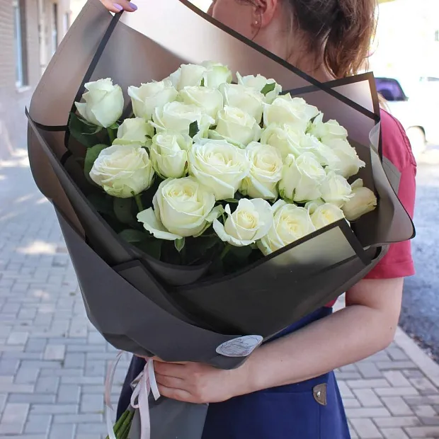Букет из 29 белых роз в черной упаковке