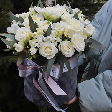 Цветы на 14 февраля - На фото Шляпная коробка с белыми розами - изображение 2 розы Шляпная коробка с белыми розами - изображение 2