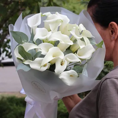 Цветы - Букет из 19 белых калл с эвкалиптом - изображение 2 Букет из 19 белых калл с эвкалиптом - изображение 2