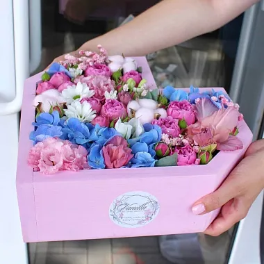 Композиции с цветами в деревянных ящиках: Ящик с яркими цветами