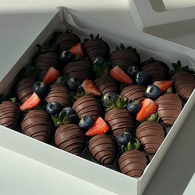 Набор из клубники в шоколаде с голубикой - изображение 2