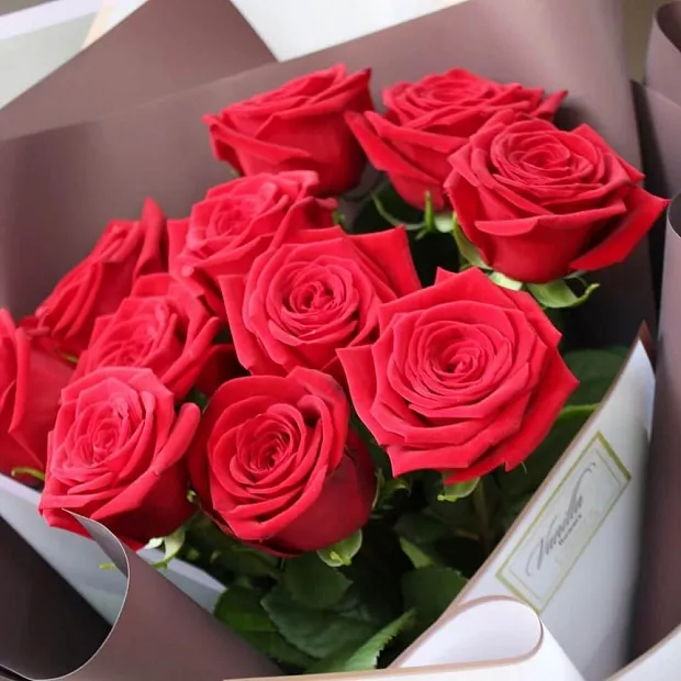 11 красных роз 60 см Red Naomi