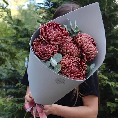 Букеты  цветов с доставкой - Букет из 5 хризантем Бигуди с эвкалиптом - изображение 2 Букет из 5 хризантем Бигуди с эвкалиптом - изображение 2