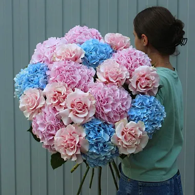 Букеты  цветов с доставкой - Большой букет из гортензий "Мондиаль" - изображение 2 Большой букет из гортензий "Мондиаль" - изображение 2
