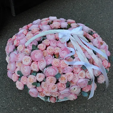 Корзина с пионовидной розой и ранункулюсами - изображение 2