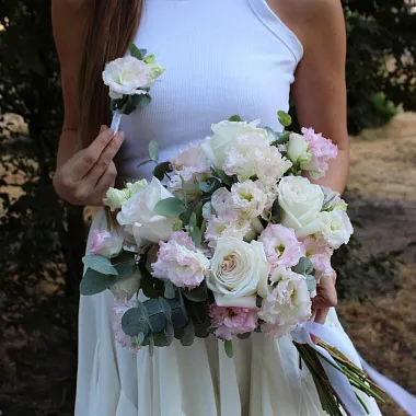 Букет невесты из роз и эустомы - изображение 2