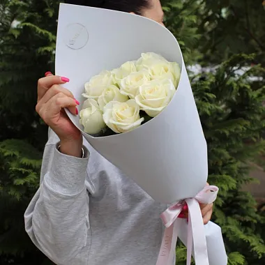 Букеты  цветов с доставкой - На фото Букет из 9 роз Аваланж 60 см - изображение 2 Букет из 9 роз Аваланж 60 см - изображение 2