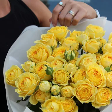 кустовые розы: Букет из 10 веток желтой пионовидной розы