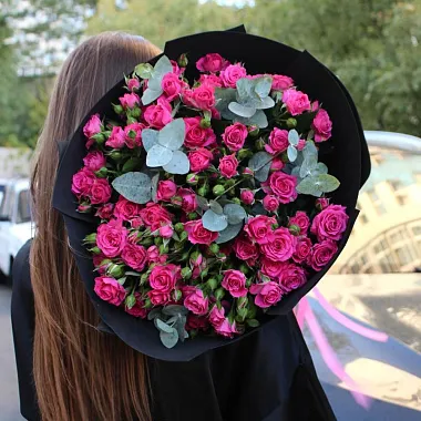 Букеты  девушке  - На фото Яркий букет с кустовой розой и эвкалиптом - изображение 2 Яркий букет с кустовой розой и эвкалиптом - изображение 2