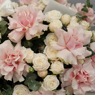 На фото Корзина с цветами микс Люкс Корзина с цветами микс Люкс