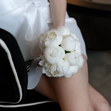 Букет невесты из белых пионов - изображение 2