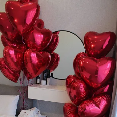 Фольгированные шары  - На фото Набор из двух связок красных сердец - изображение 2 Набор из двух связок красных сердец - изображение 2