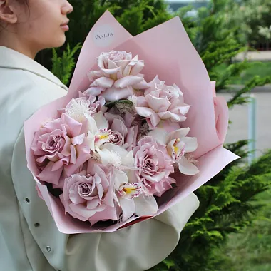 Букеты  цветов с доставкой: Авторский букет "Орхидея" Букеты  цветов с доставкой: Авторский букет "Орхидея"