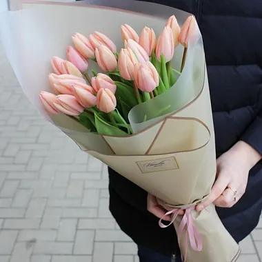 Цветы для женщины: Букет из 21 тюльпана лососевого цвета Цветы для женщины: Букет из 21 тюльпана лососевого цвета