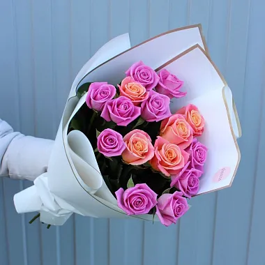 Цветы на 14 февраля - На фото 15 роз микс 60 см - изображение 2 15 роз микс 60 см - изображение 2