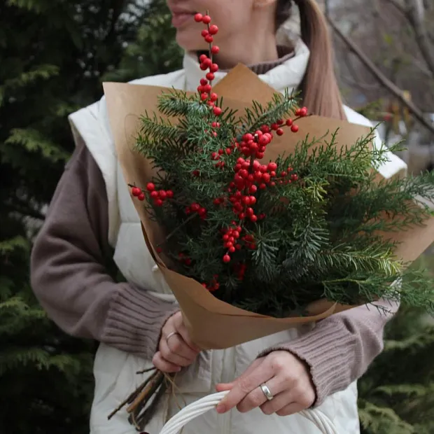 Новогодний букет из пихты с декором