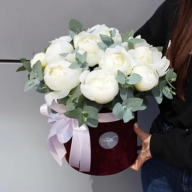 15 белых пионов в шляпной коробке - изображение 2