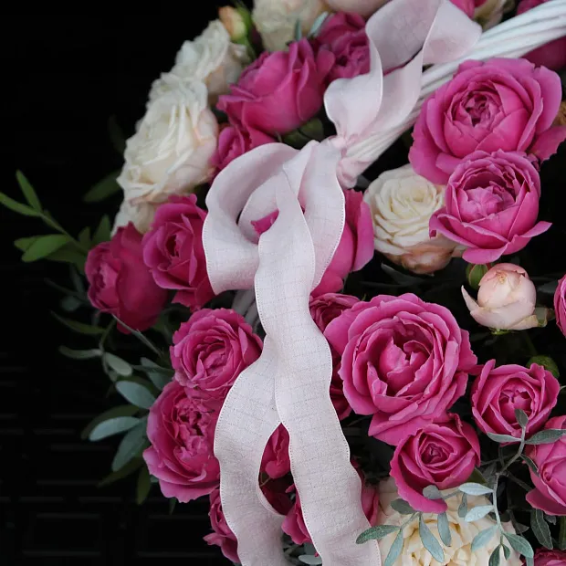 Корзина с Misty Bubbles "Микс роз"