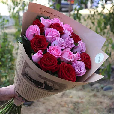 Букеты из роз: Микс из 21 розы 50 см в крафте