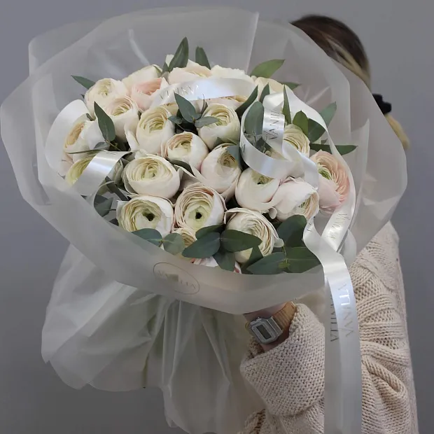 Букет из 29 ранункулюсов