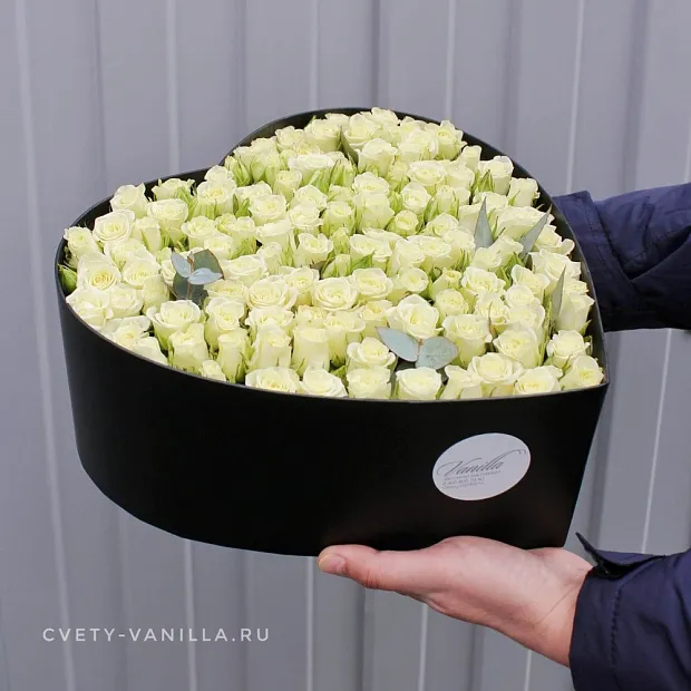 Стильная композиция с кустовой розой