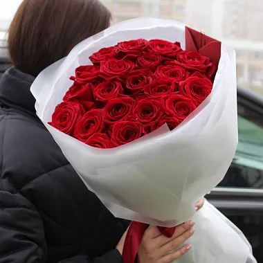 21 роза Ред Наоми в нежном оформлении - изображение 2