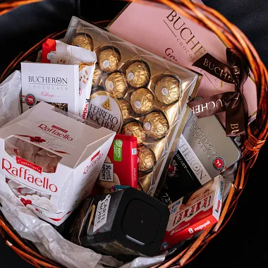 Новогодние корзины: Подарочная корзина со сладостями VIP