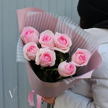 Букеты  цветов с доставкой - На фото Букет из 7 розовых роз 60 см - изображение 2 Букет из 7 розовых роз 60 см - изображение 2