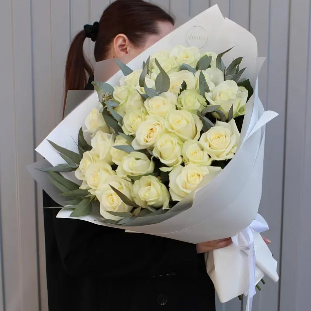 29 белых роз с эвкалиптом