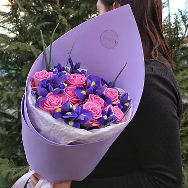 Букет микс из ирисов и роз Аква - изображение 2