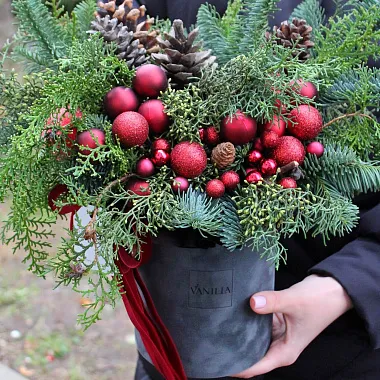 Новогодние букеты: Композиция из нобилиса "Яркий Новый год"