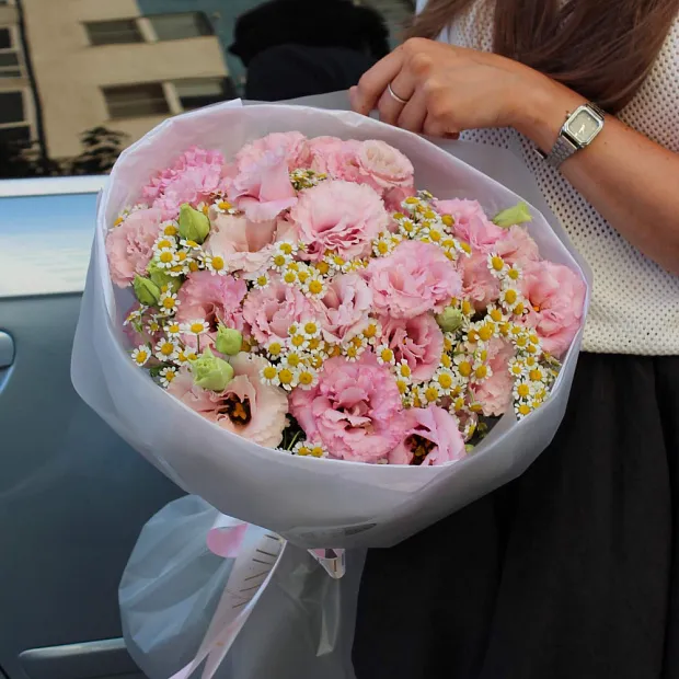 Букет микс из эустомы и ромашек