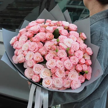 Кустовые пионовидные розы Бомбастик 29 шт в оформлении - изображение 2