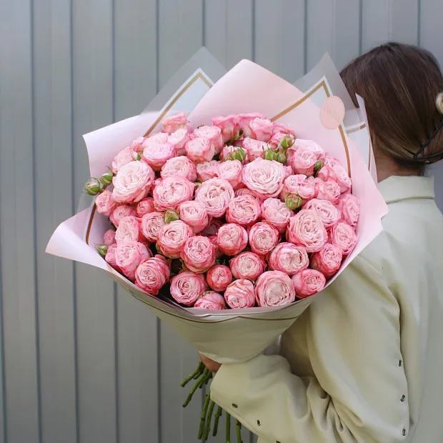 25 пионовидных кустовых роз