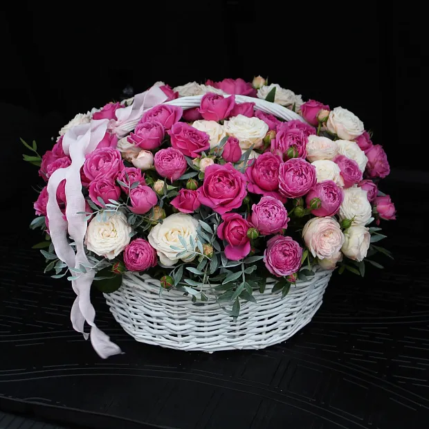 Корзина с Misty Bubbles "Микс роз"