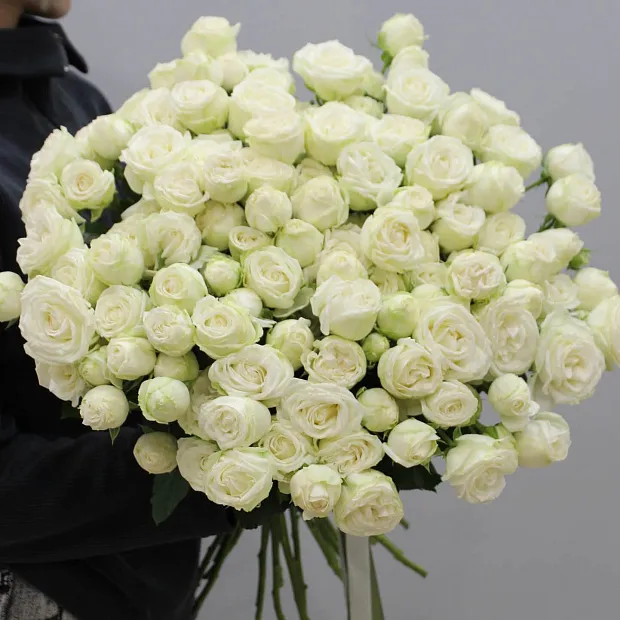 Букет из 29 веток кустовой розы