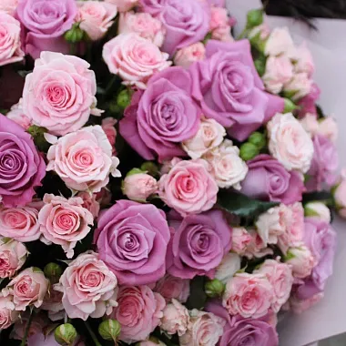 Цветы на праздник: Сборный букет с кустовыми розами