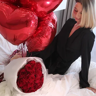 Цветы на 14 февраля - На фото Набор из букета роз и шаров - изображение 2 Набор из букета роз и шаров - изображение 2