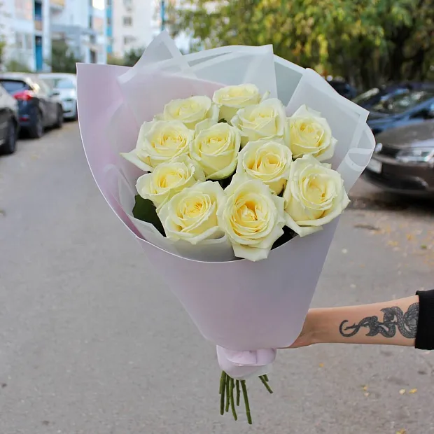 Букет из 11 белых роз Аваланж 60 см