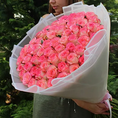 Букеты  цветов с доставкой: На фото Букет из 61 розы Джумилия 80 см Букеты  цветов с доставкой: Букет из 61 розы Джумилия 80 см